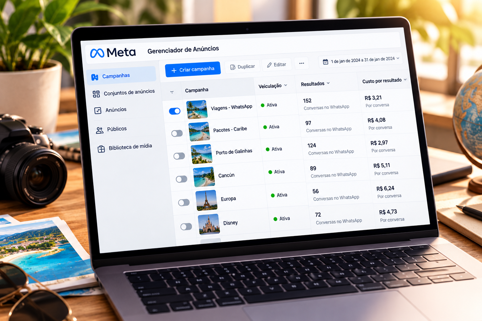 Notebook com interface ilustrativa do Gerenciador de Anúncios para viagens